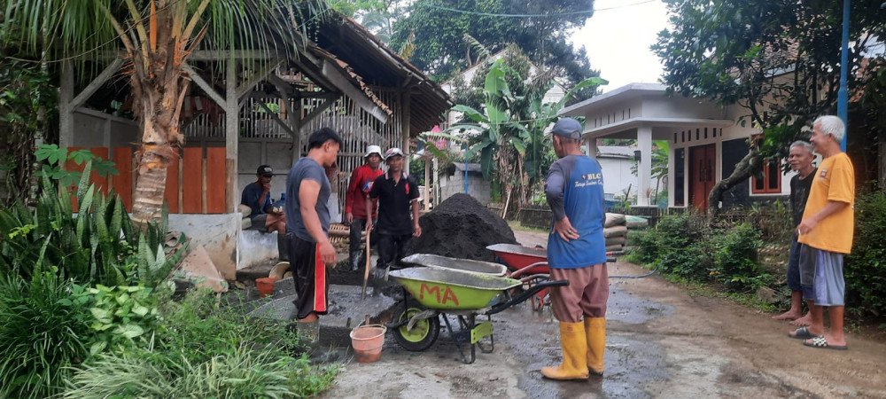 Pengecoran Jalan Lingkungan Dusun Desa RT 001 RW 001 Desa Jalatrang Dilakukan Secara Swadaya