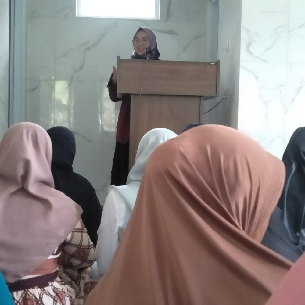 Dalam rangka menjalin kedekatan dengan masyarakat serta memperkuat nilai-nilai spiritual, Kuliah Kerja Nyata (KKN) STAI Putra Galuh Ciamis mengikuti kegiatan pengajian rutin mingguan di Dusun Desa 