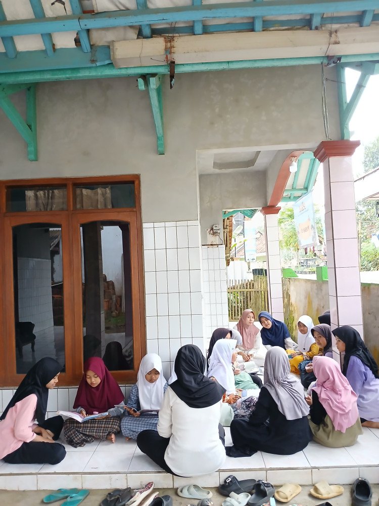Rumah Pintar Hadirkan Pengalaman Belajar Seru bagi Anak-anak di Tengah Pengabdian Mahasiswa PGSD Kampus UPI Tasikmalaya di Desa Jalatrang