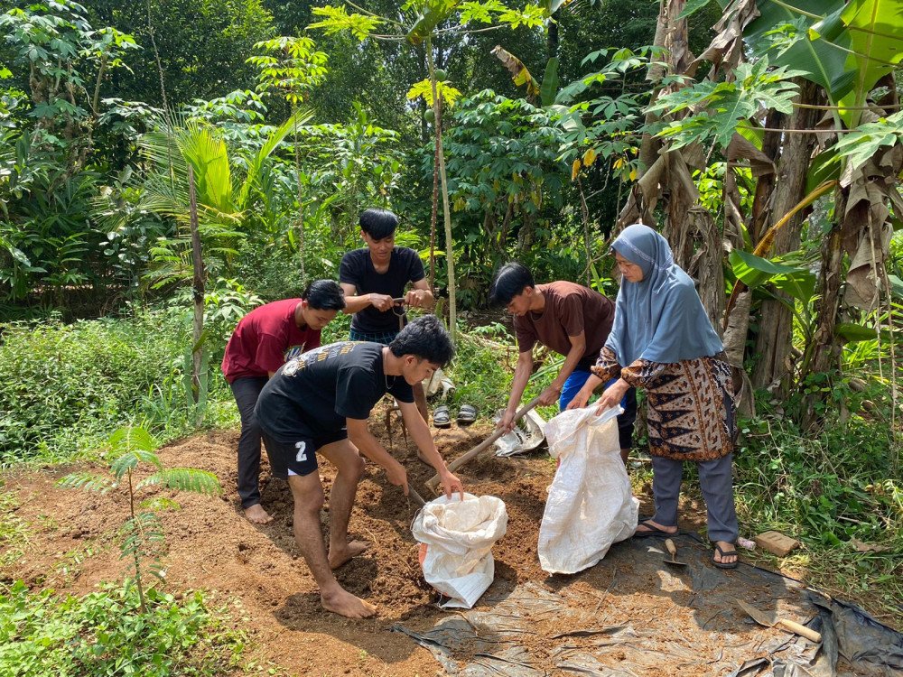 Pembuatan Media Tanam Untuk Proker P2L (Pemanfaatan Perkarangan Lestari)